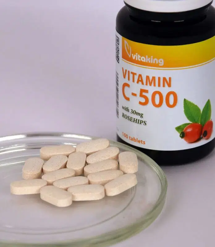 Vitaking 500mg C-vitamint és csipkebogyót tartalmazó tabletta - 100 db